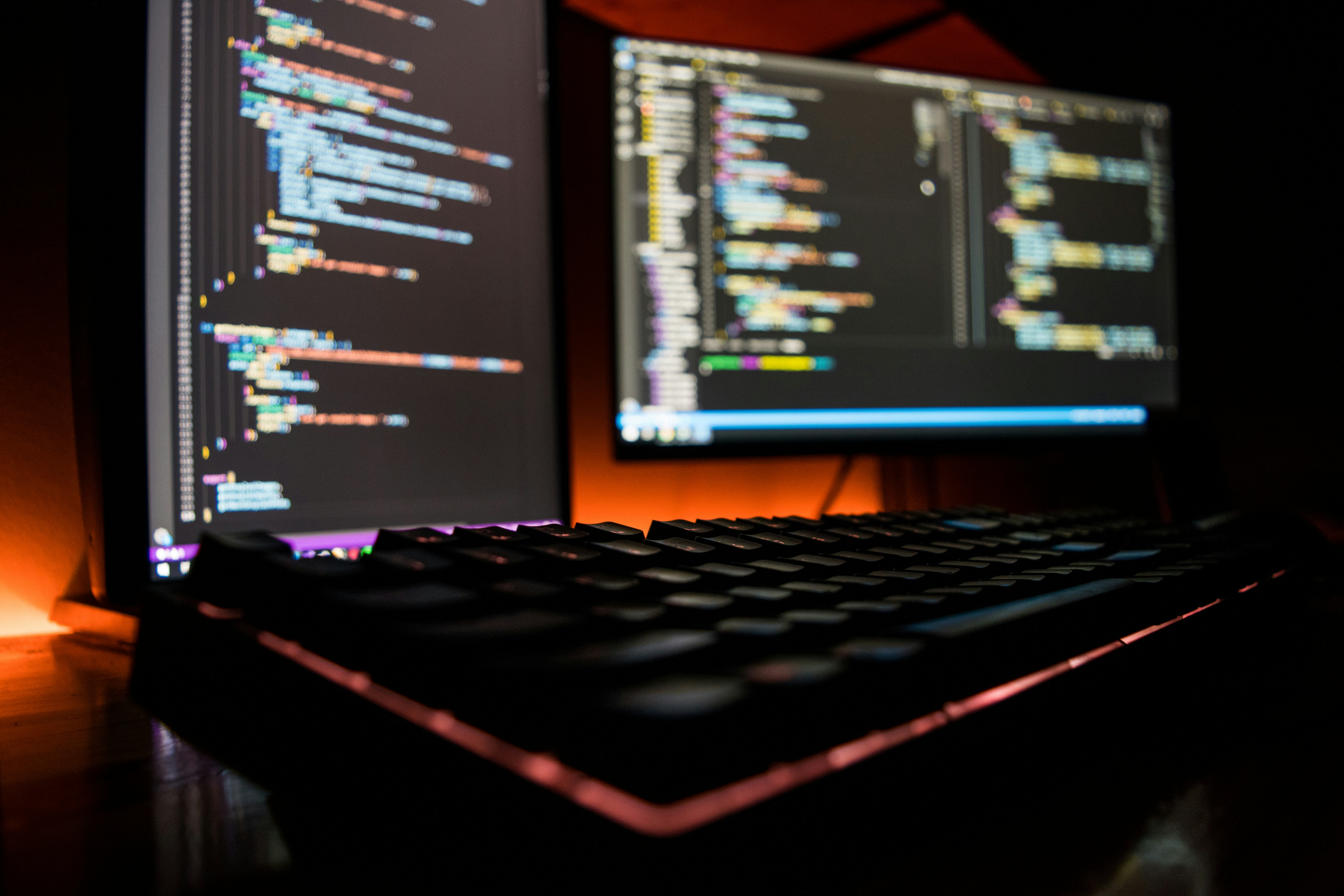 Código de software en un monitor